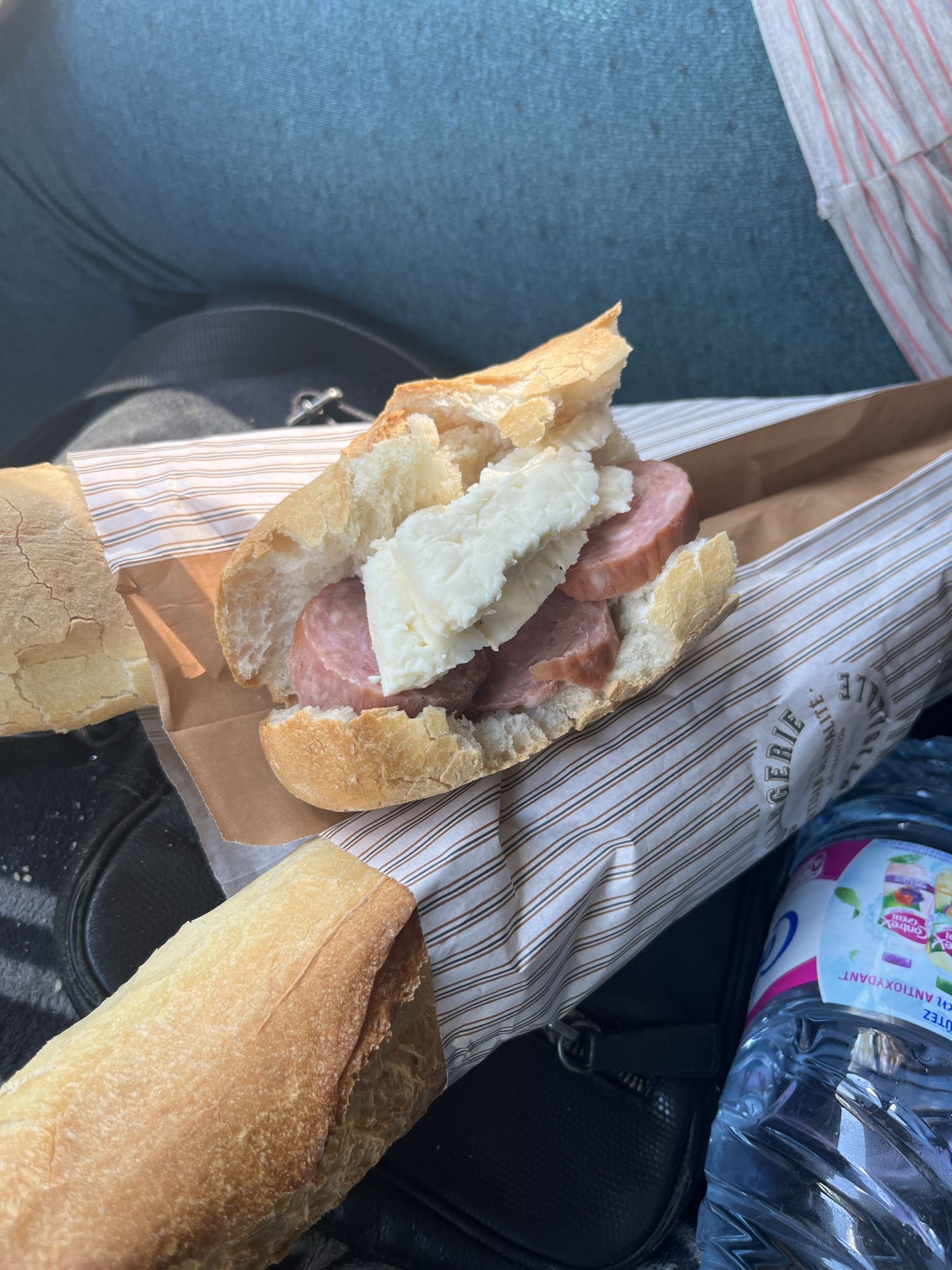 Sandviș cu salam și brânză