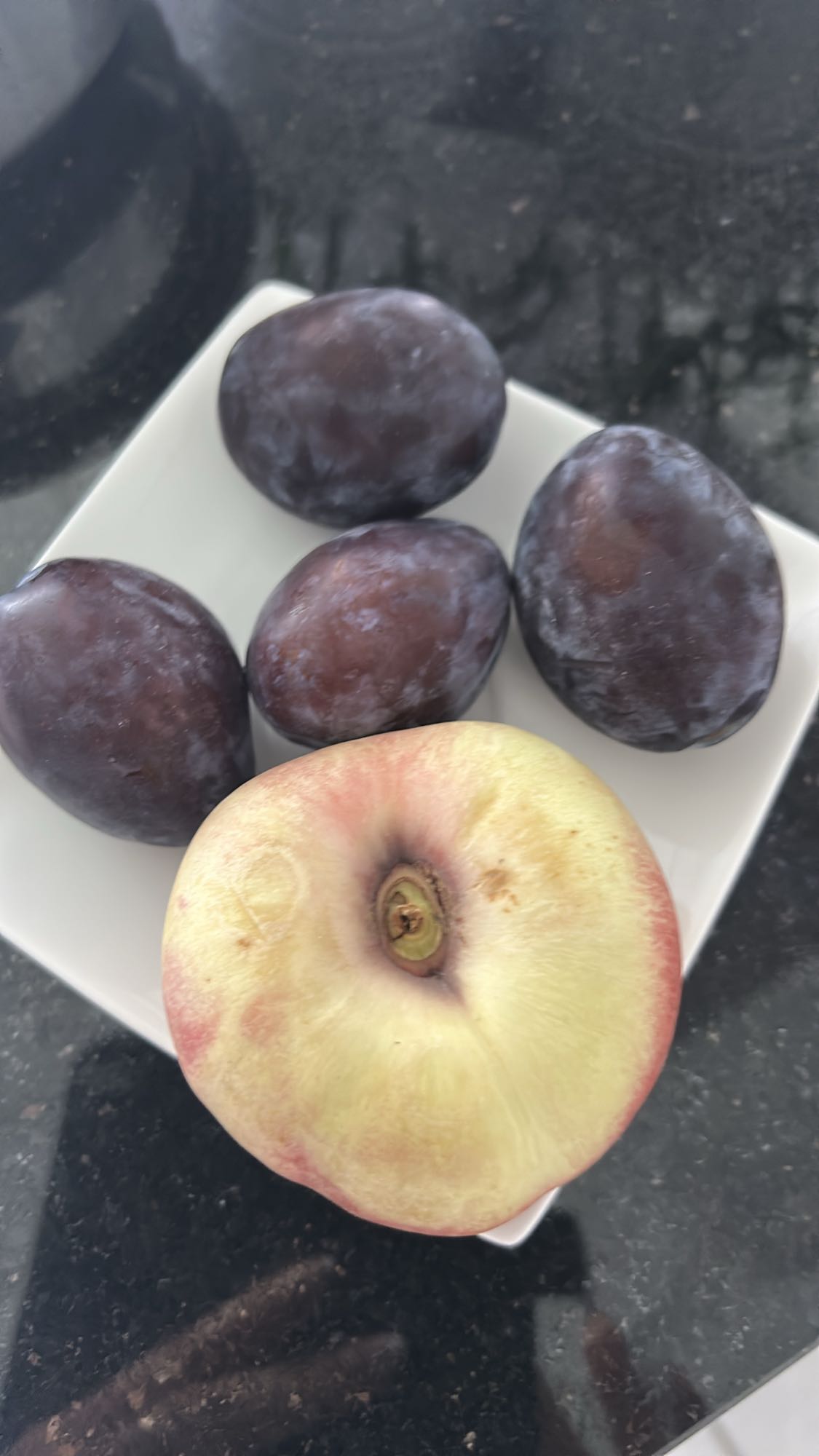 Pflaumen und Plattpfirsich
