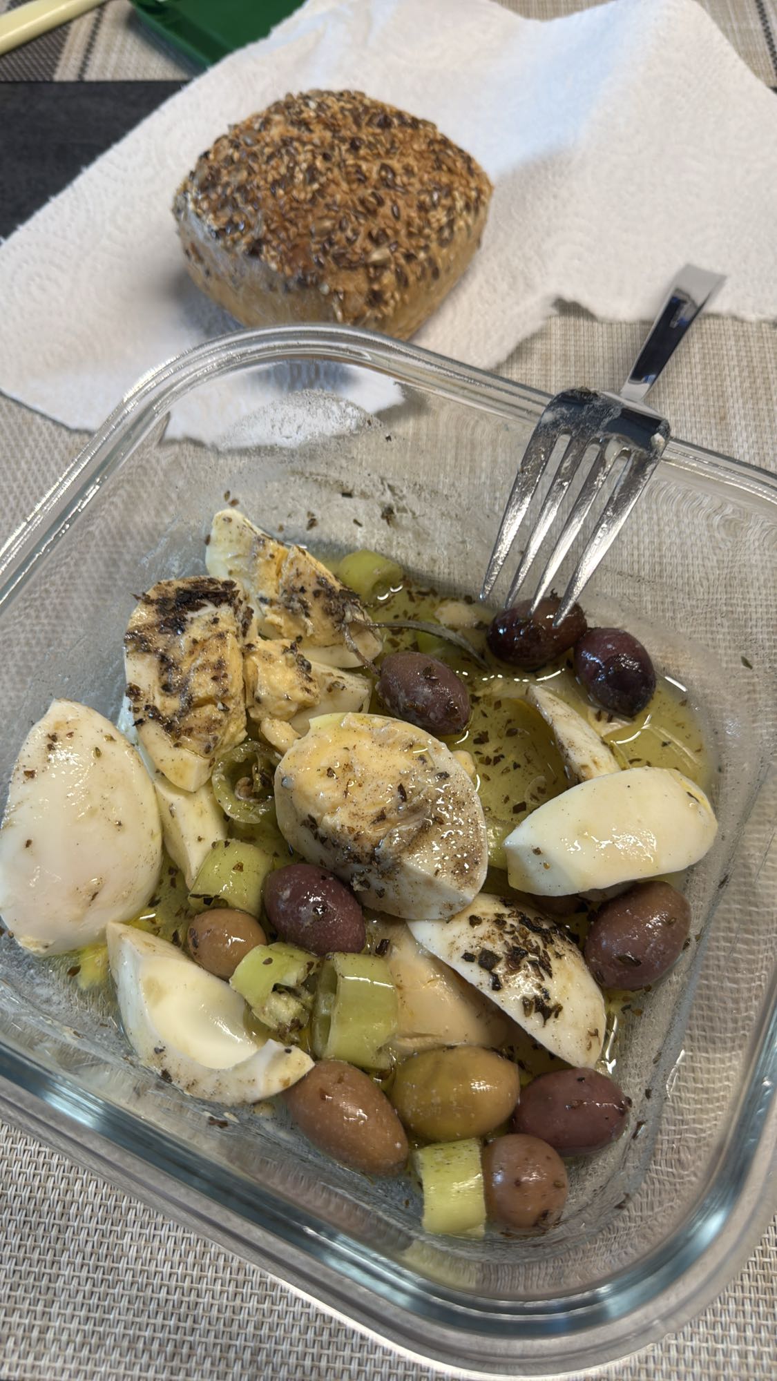 Eier-Oliven-Salat mit Körnerbrötchen