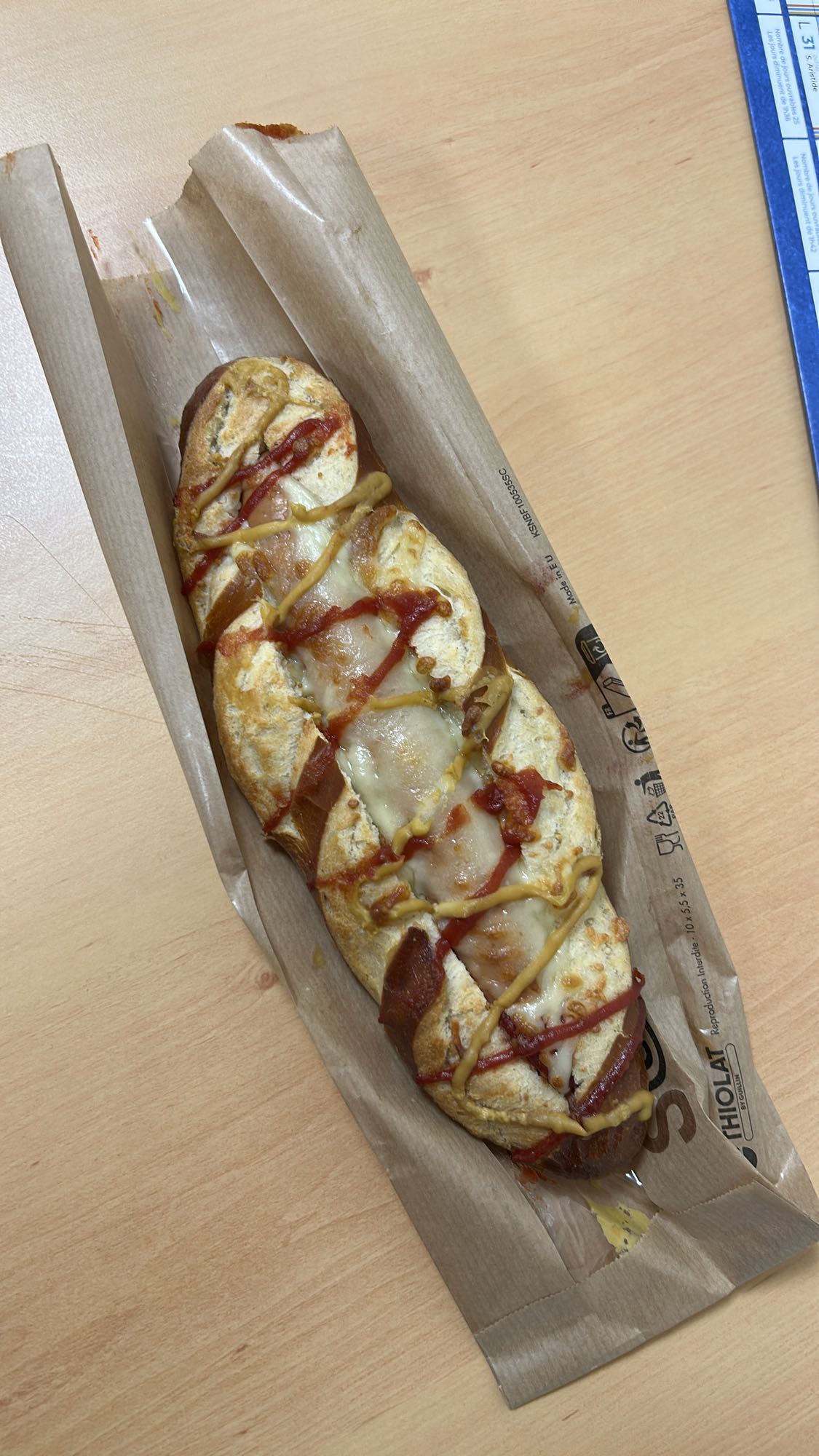 Pain garni fromage-saucisse