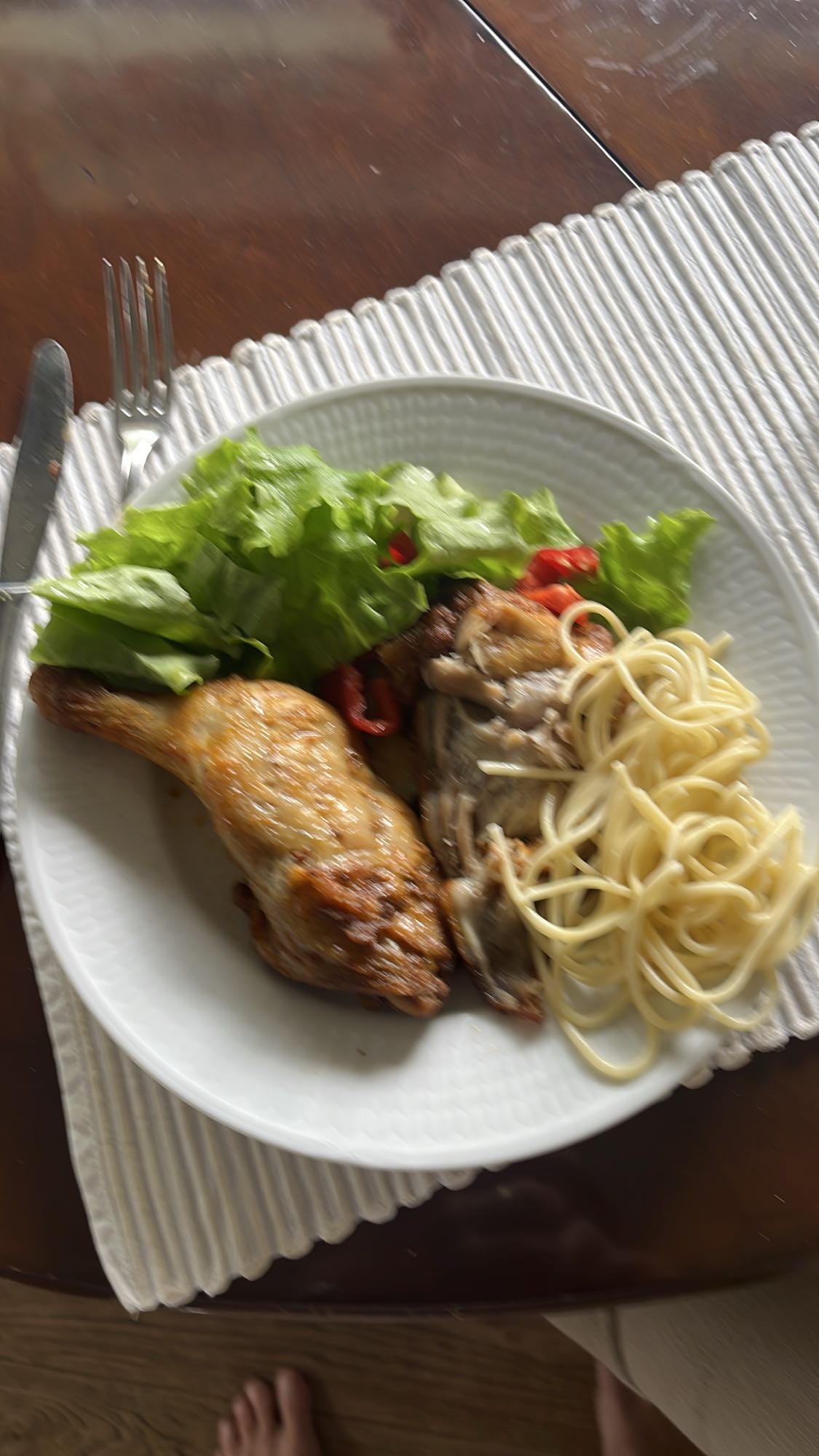 Kyckling med pasta och sallad
