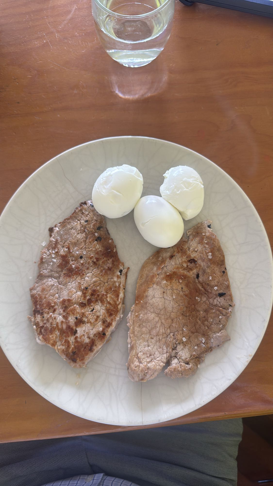 Carne con huevos cocidos