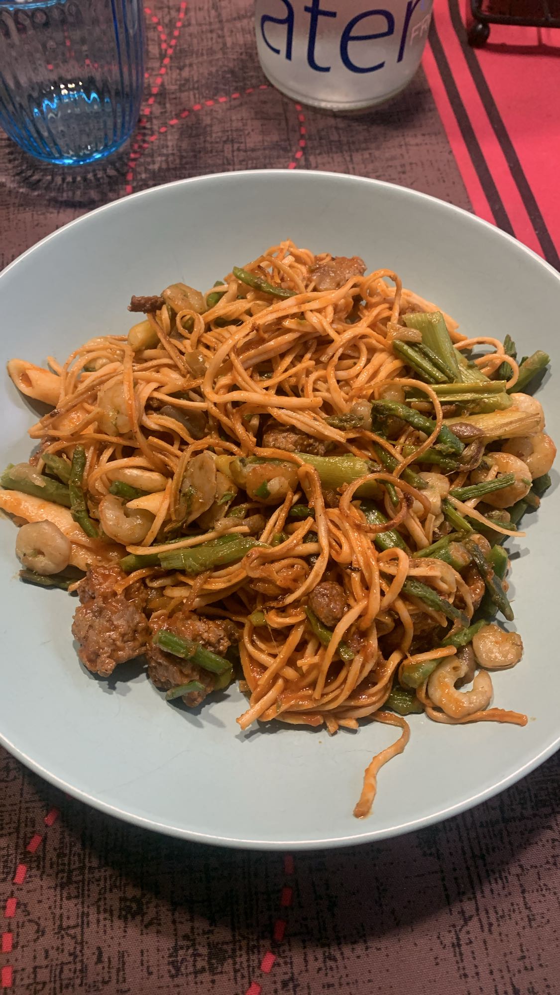 Fideos con camarones y carne