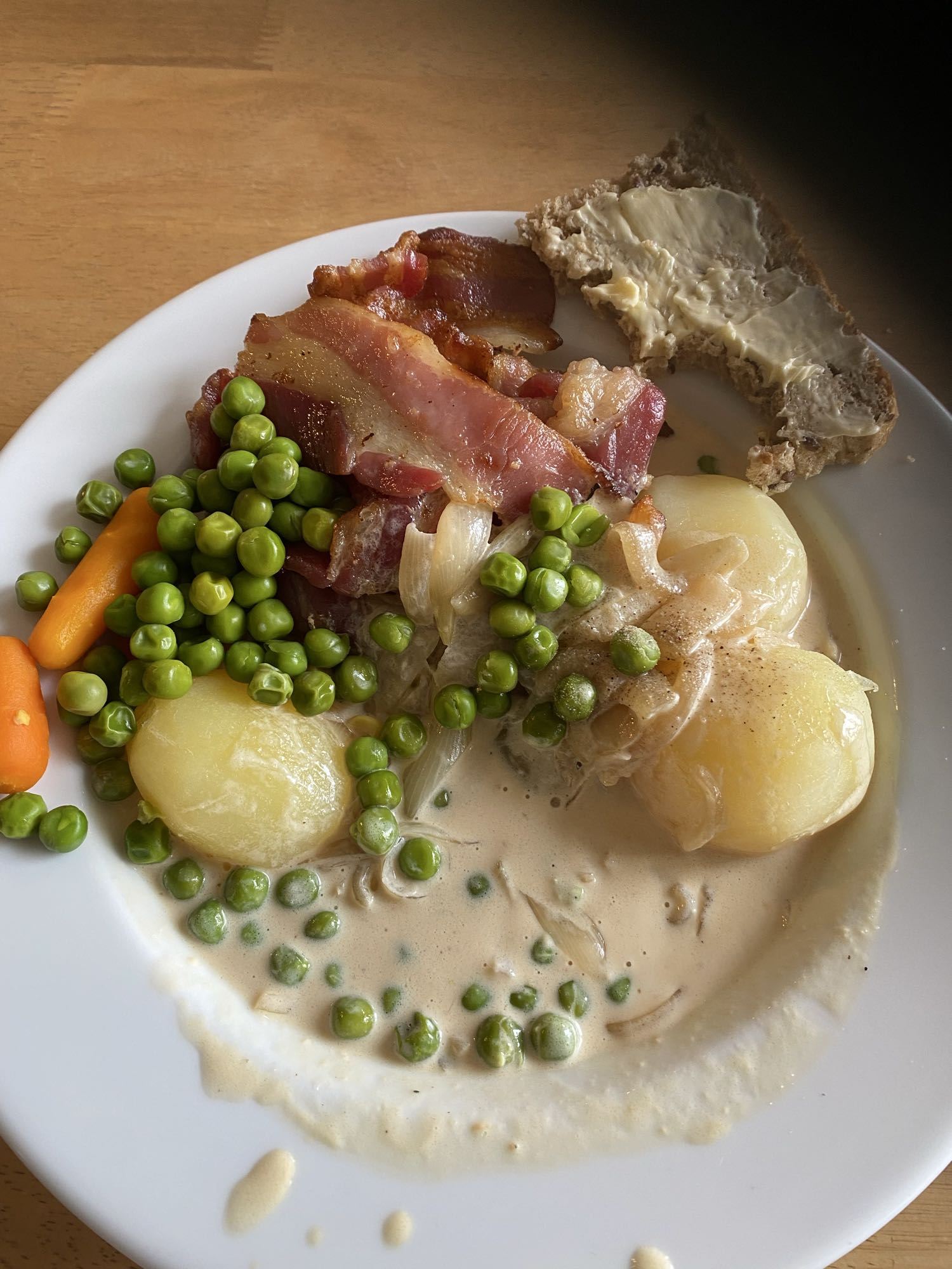 Fläsk med potatis och sås