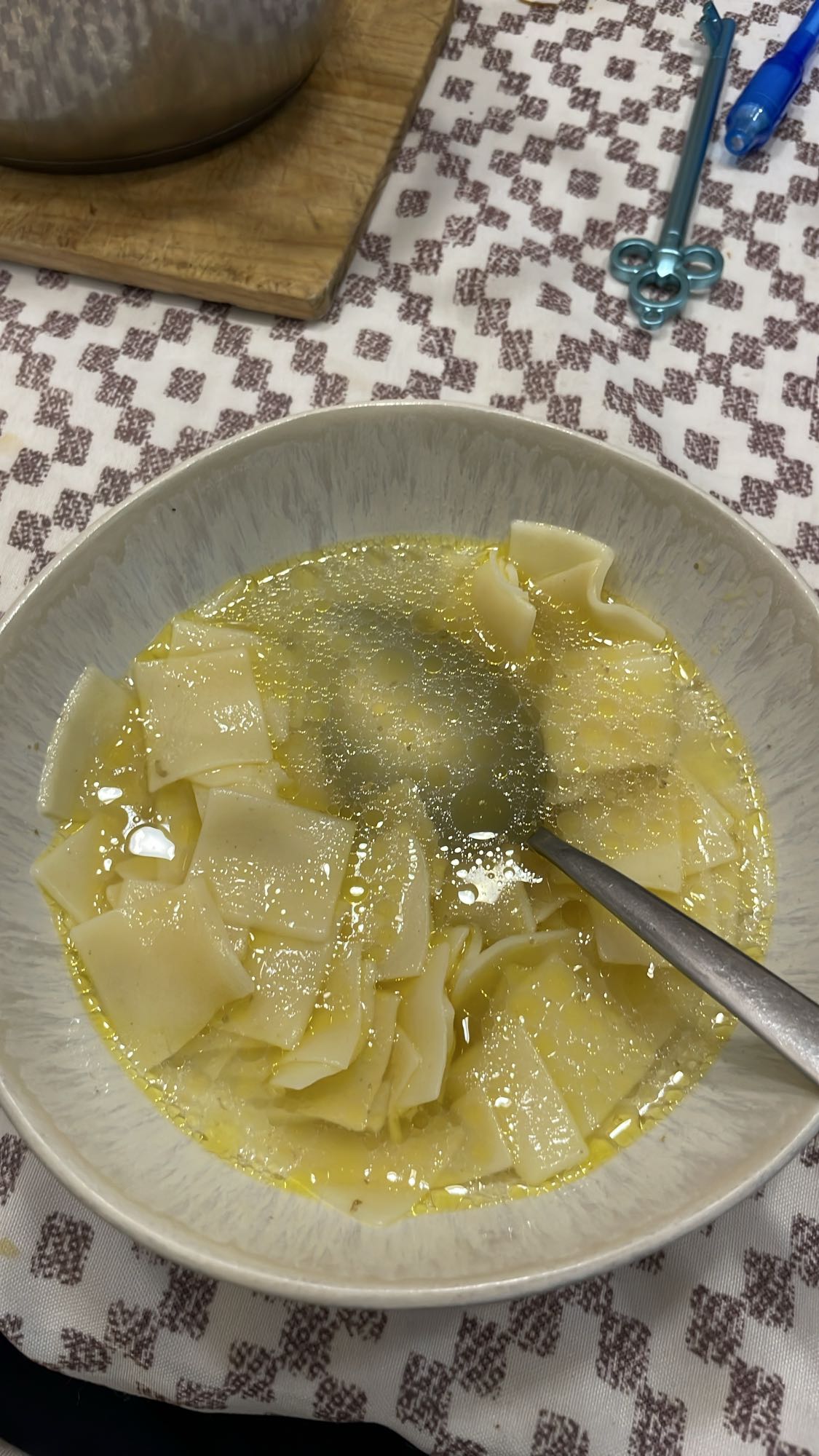 Supă cu tăiței lați