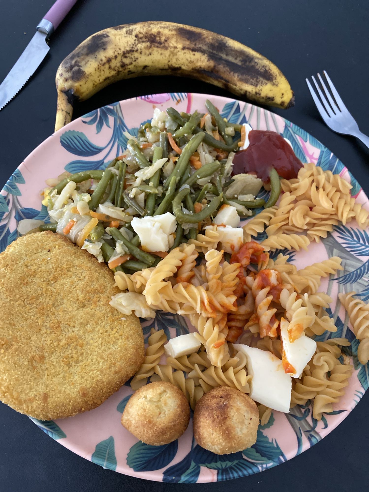 Assiette variée et banane