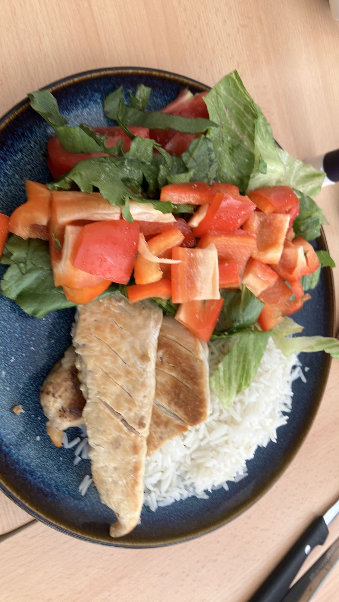 Frango com arroz e salada