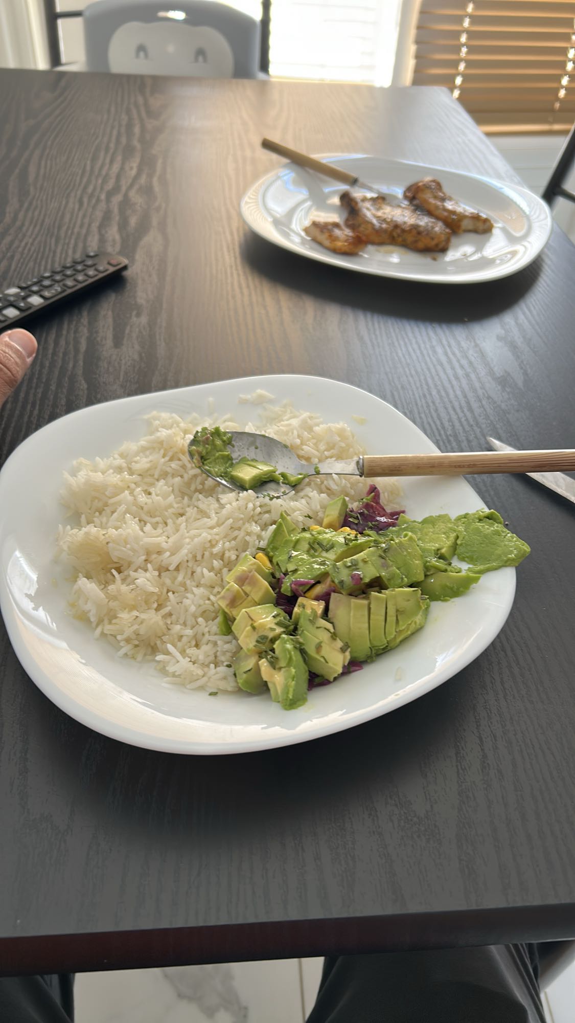 Riz, avocat et salade