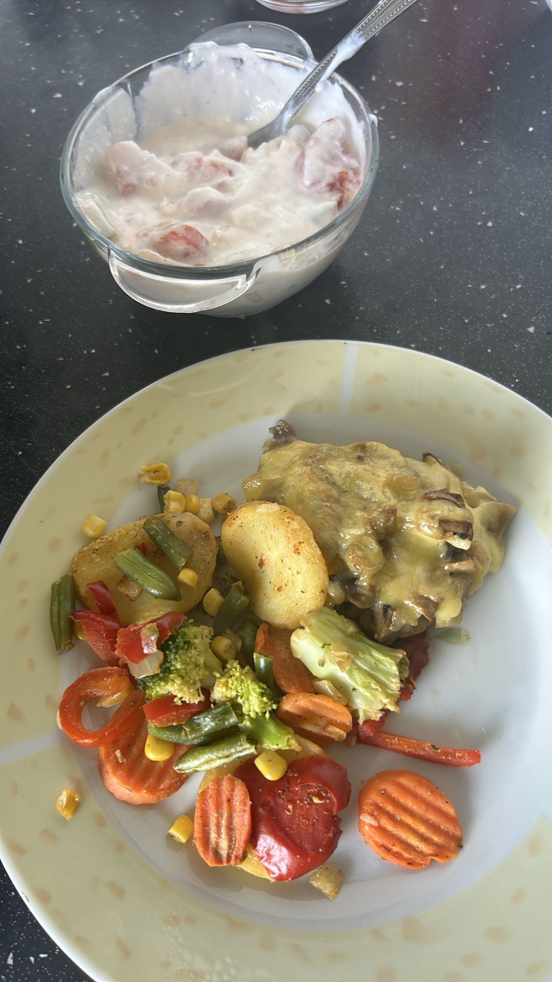 Warzywa, ziemniaki, mięso, jogurt