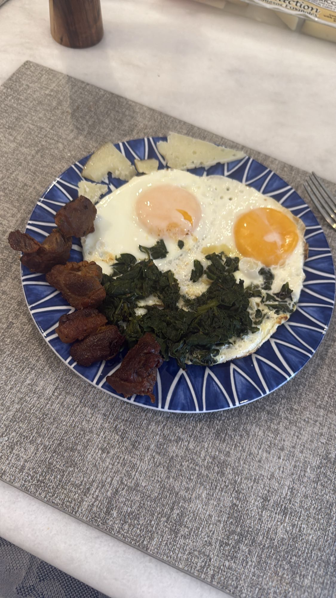 Desayuno con huevos y carne