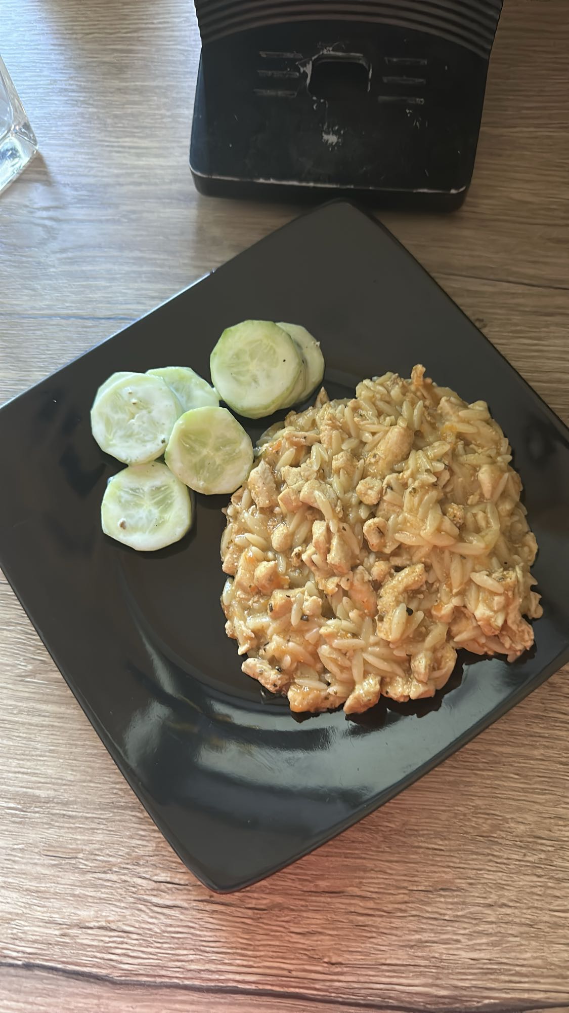 Makaron z kurczakiem i ogórkiem