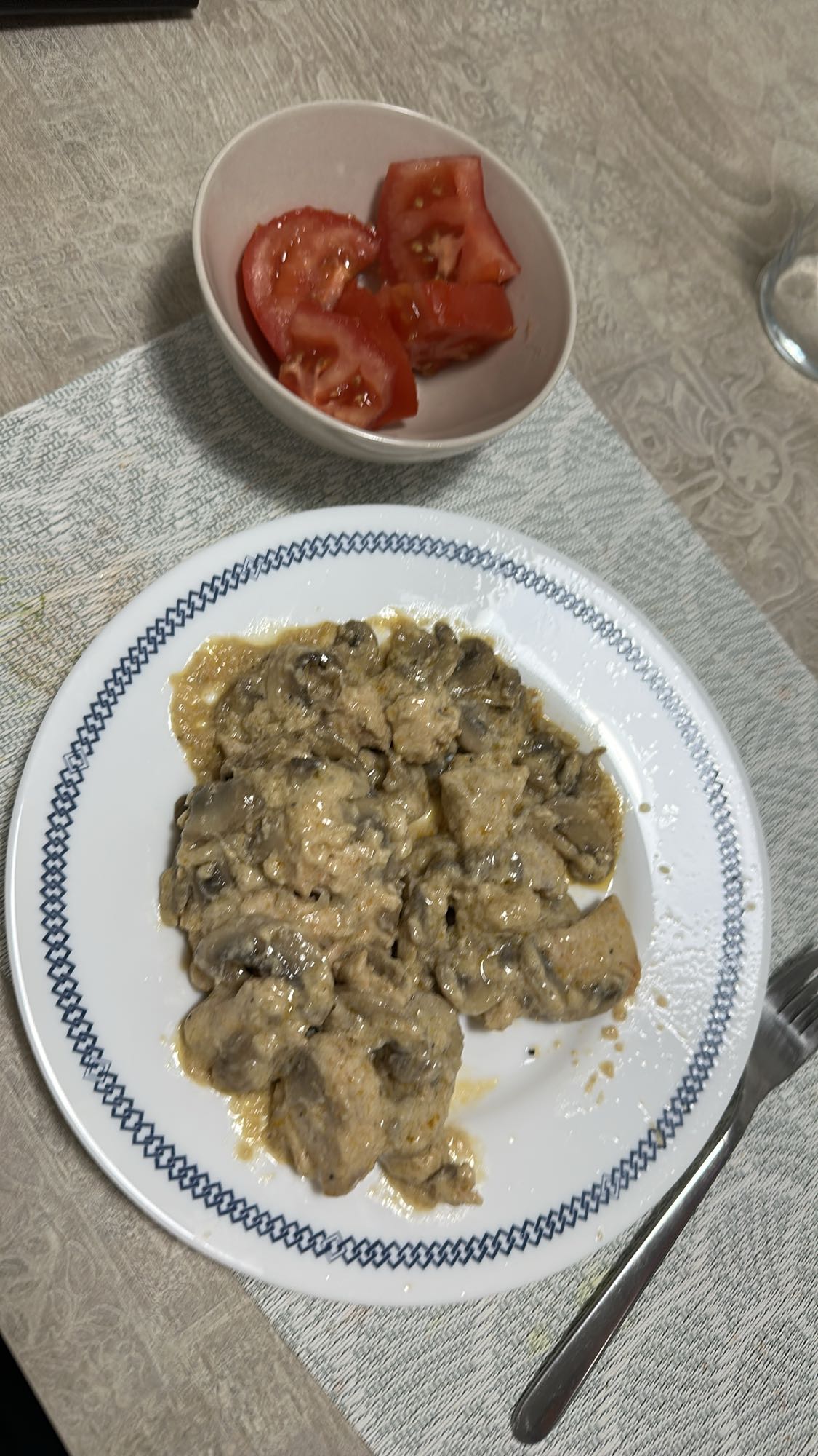 pollo con champiñones y tomate