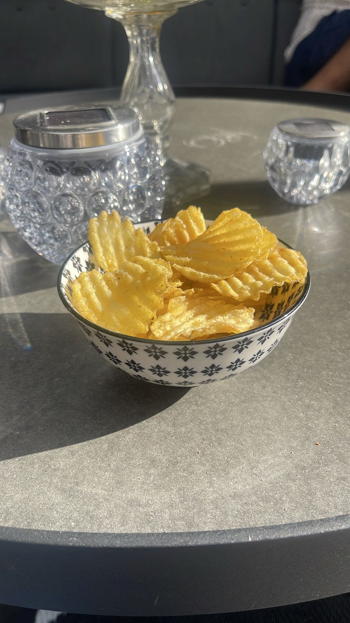 Skål med potatischips