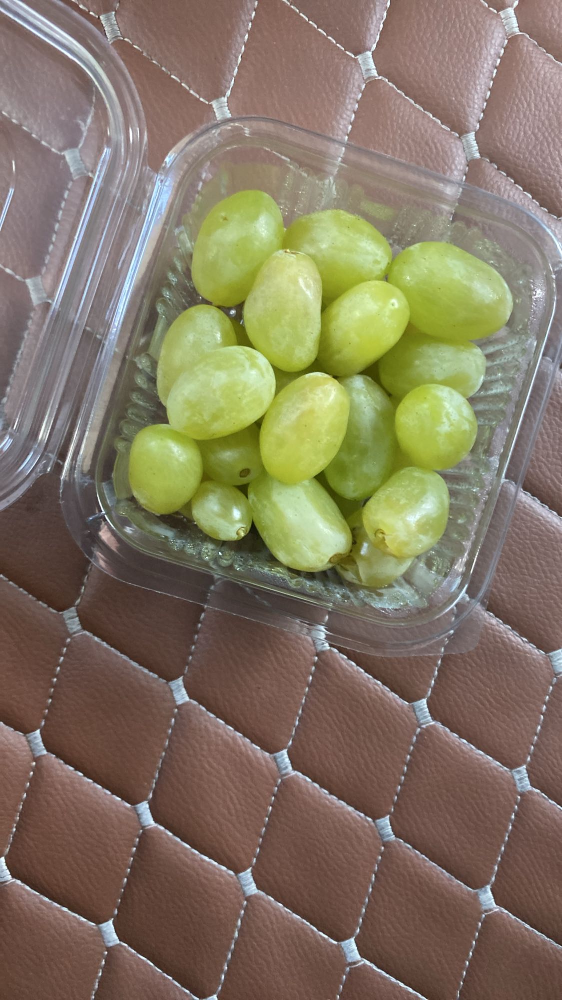 Struguri verzi proaspeți