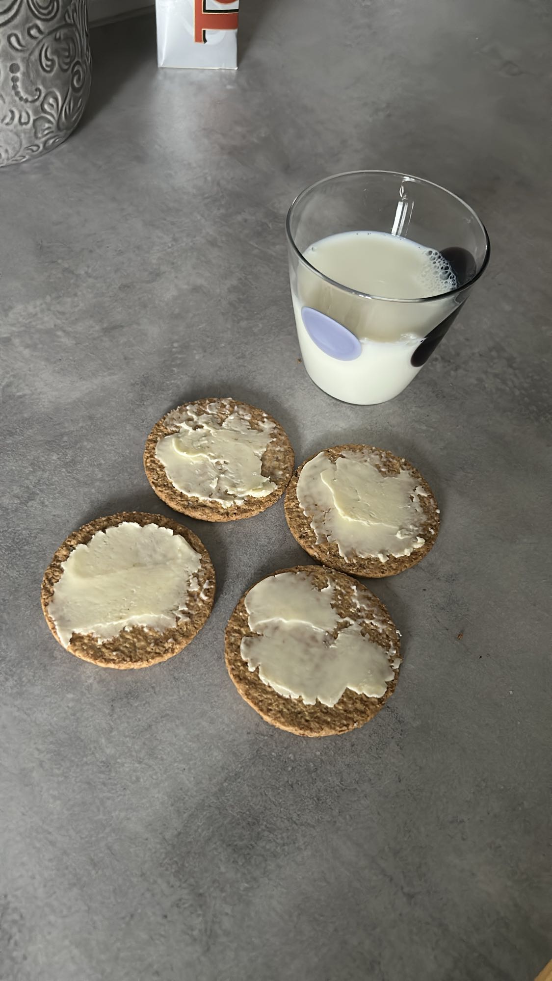 Knäckebröd med smör och mjölk