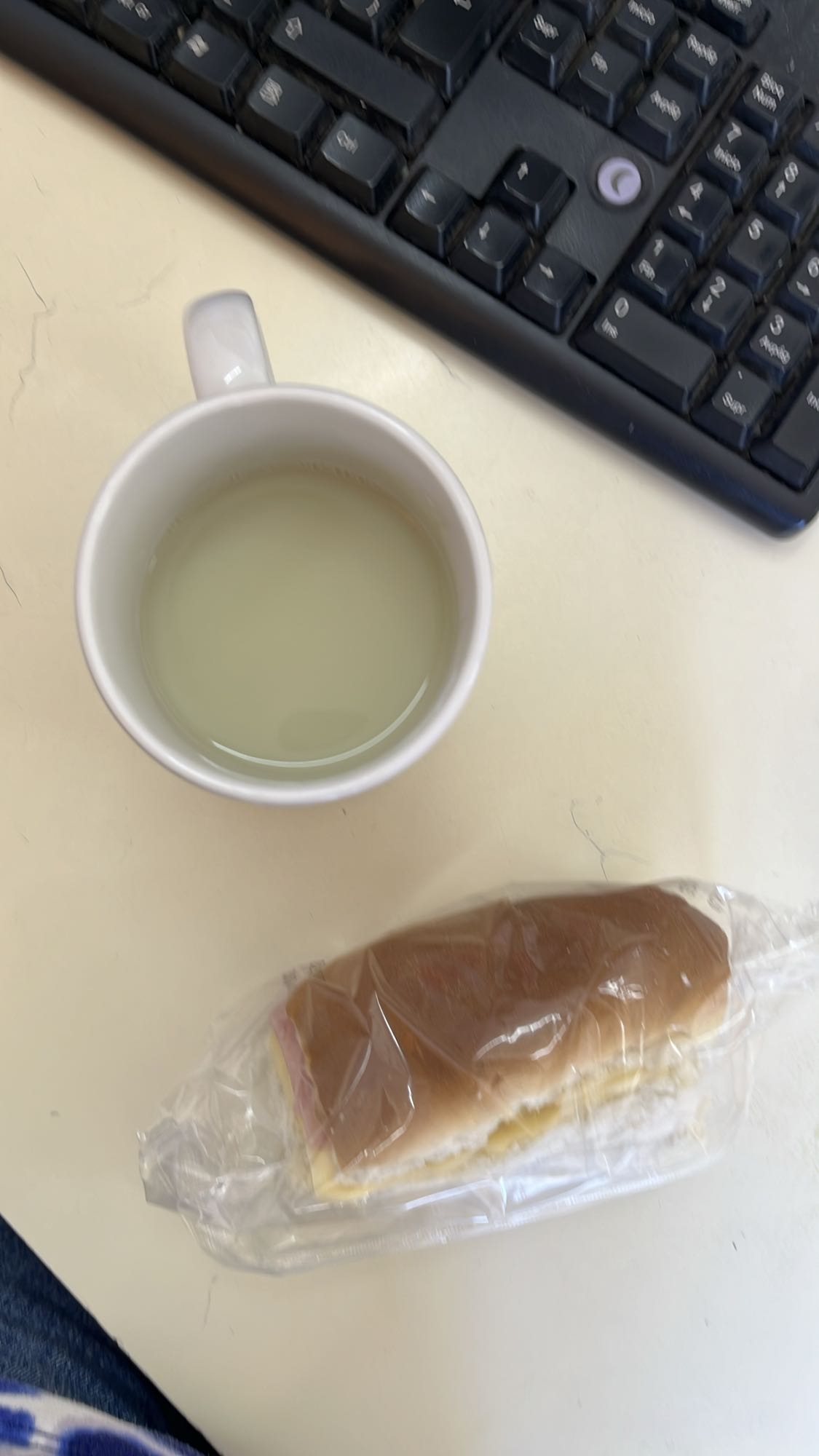 Pan con jamón y bebida