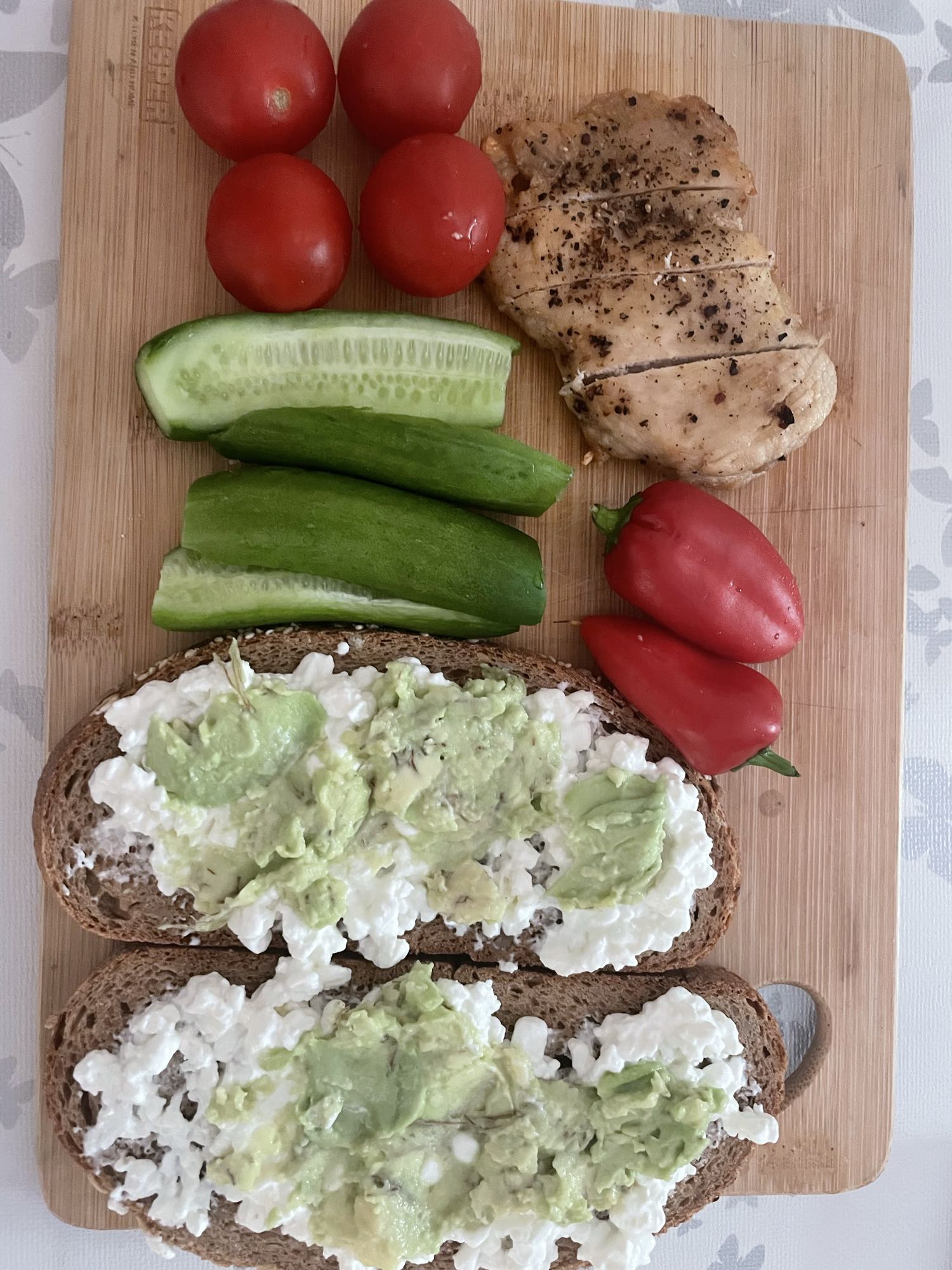 Avokadolu Tavuklu Sandviç