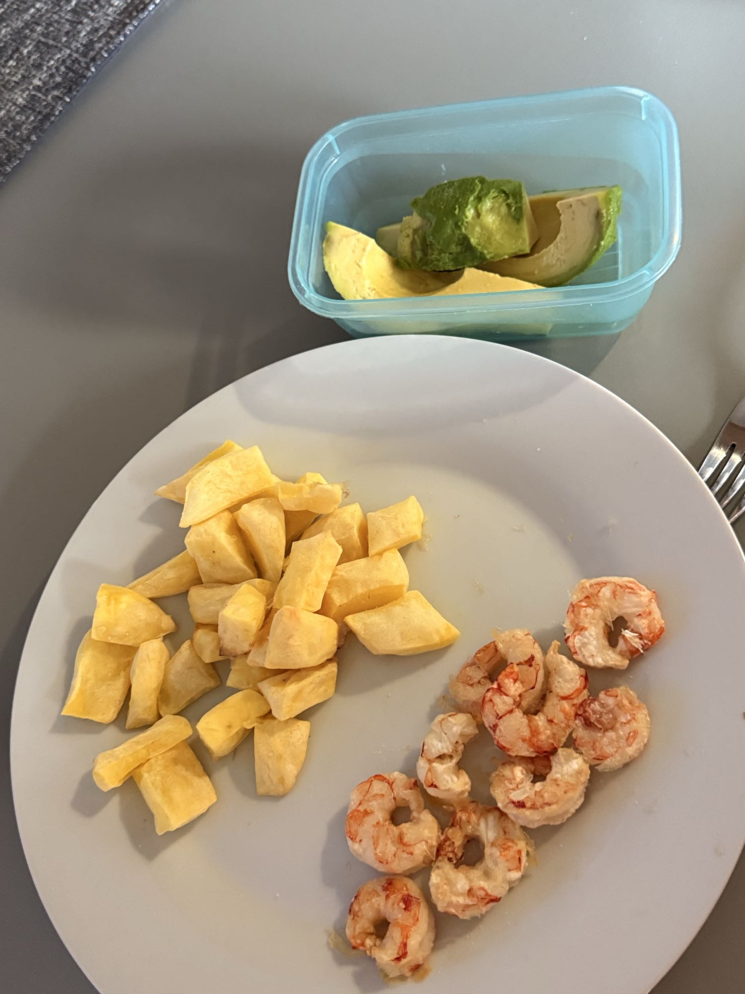 Creveți cu cartofi și avocado