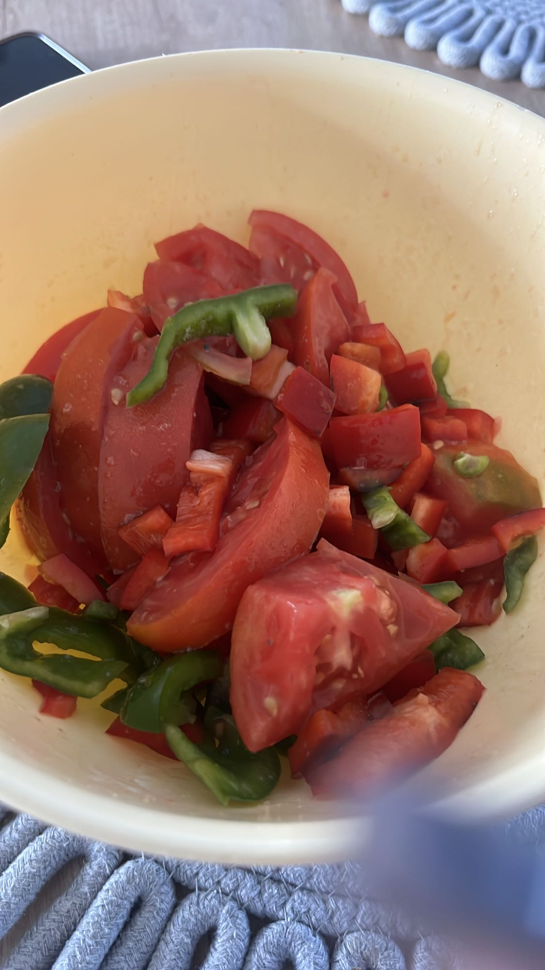 Salată de roșii și ardei