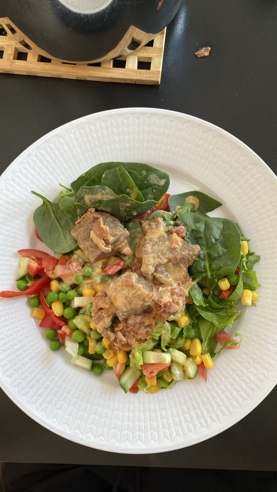 Biffgryta med grönsakssallad