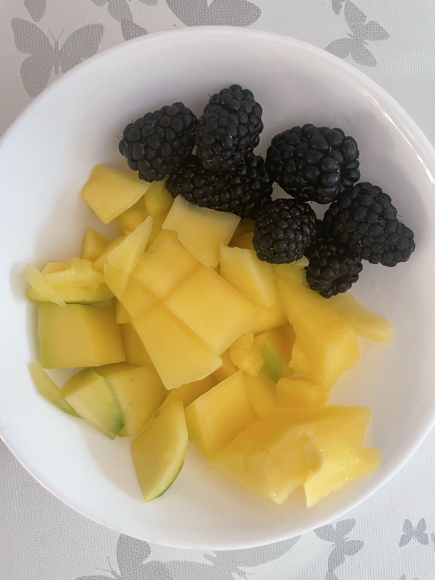 Mango en bramen fruitschaal