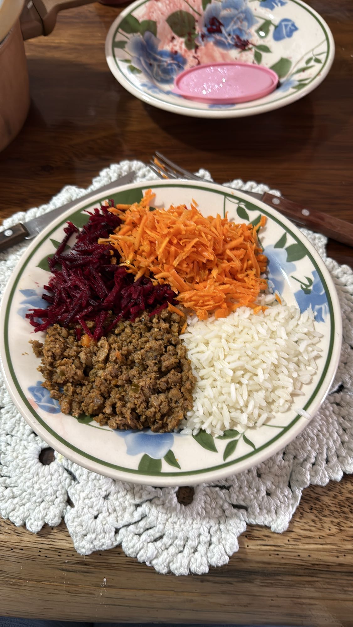 Arroz, carne moída e salada