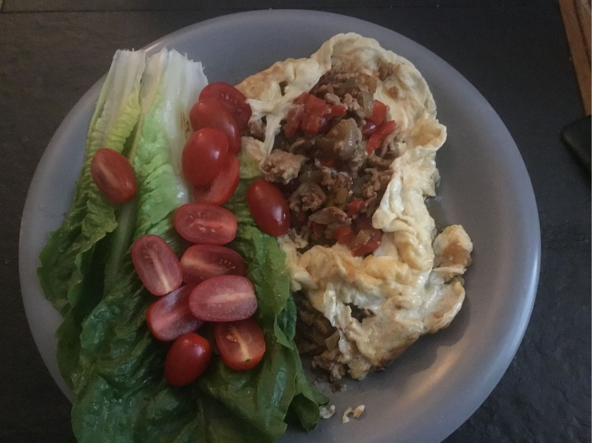 Omelett med sallad och tomat