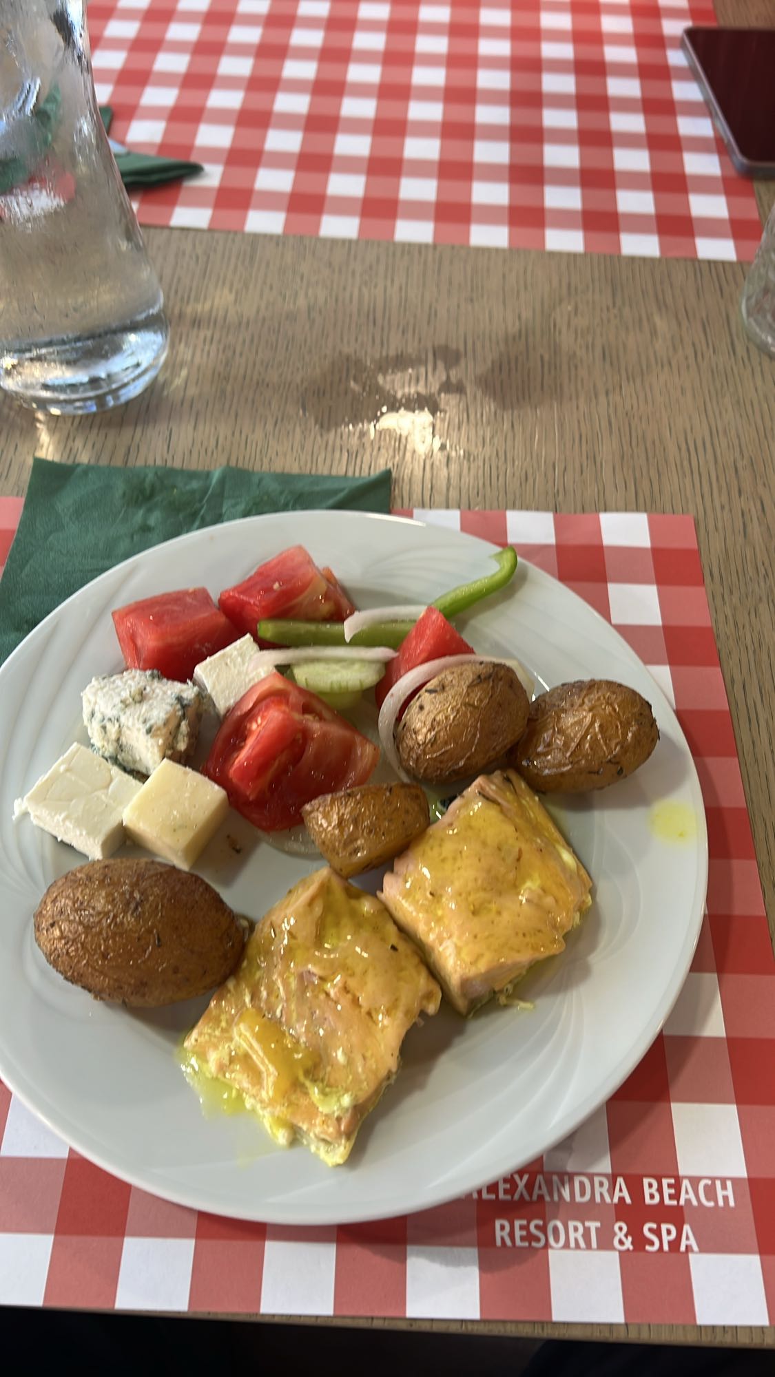 Łosoś z ziemniakami i sałatką