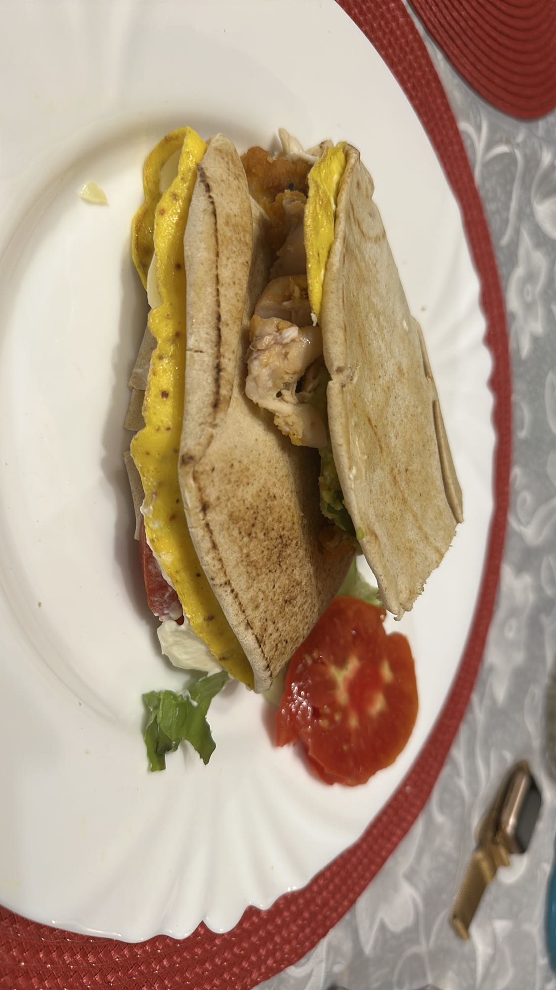 Sandviș cu ou și pui