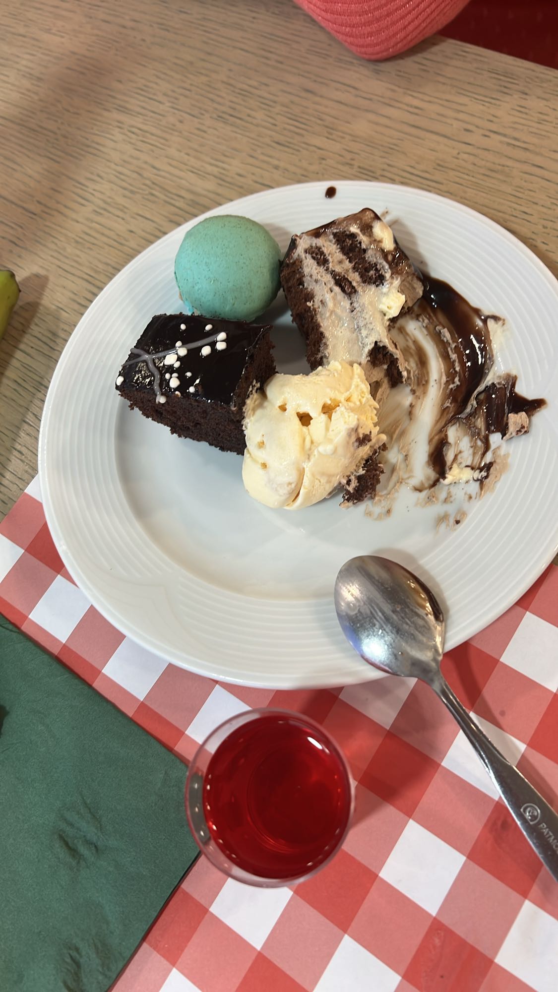 Deser z ciastem i lodami