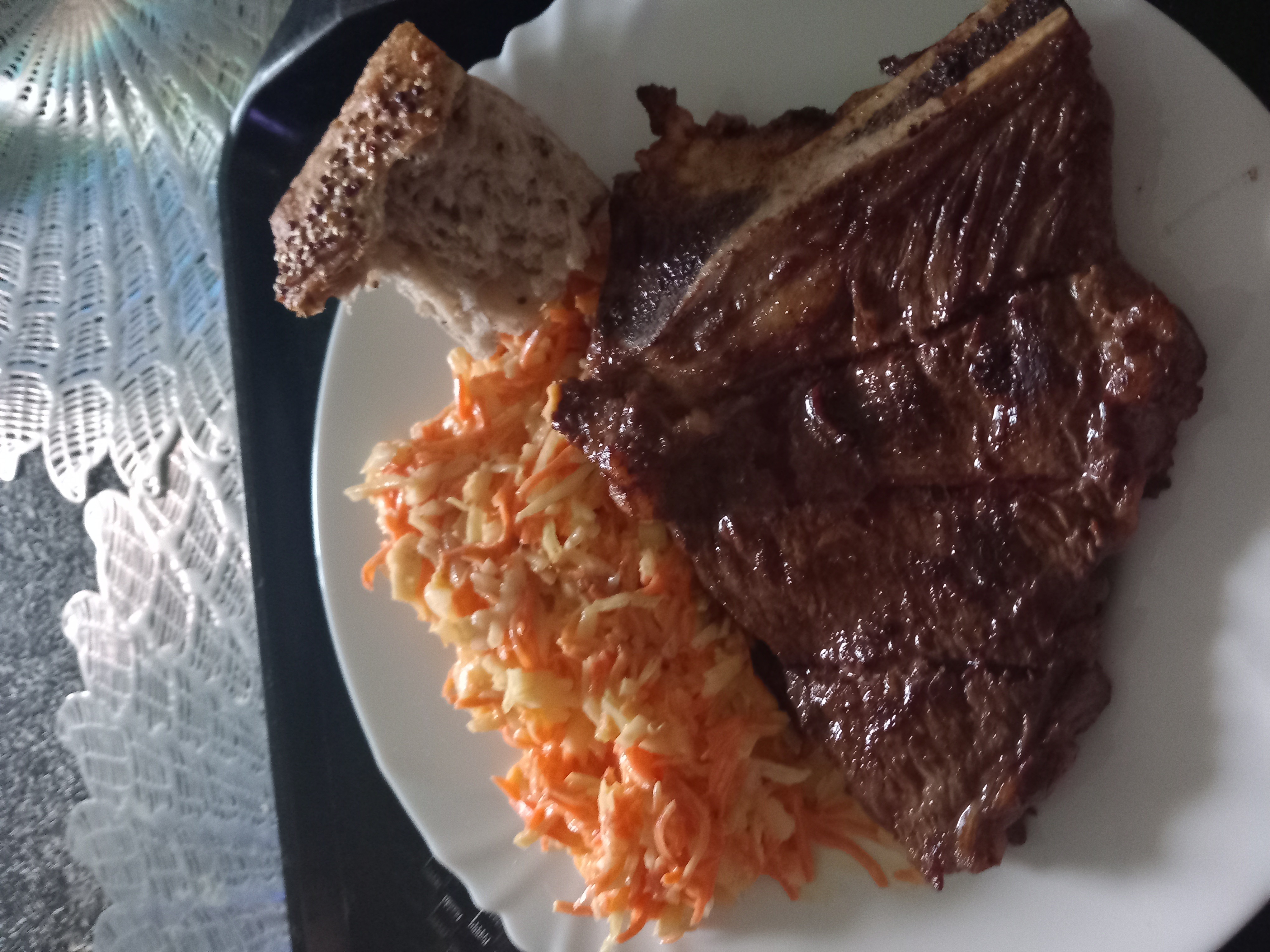 Steak avec salade et pain