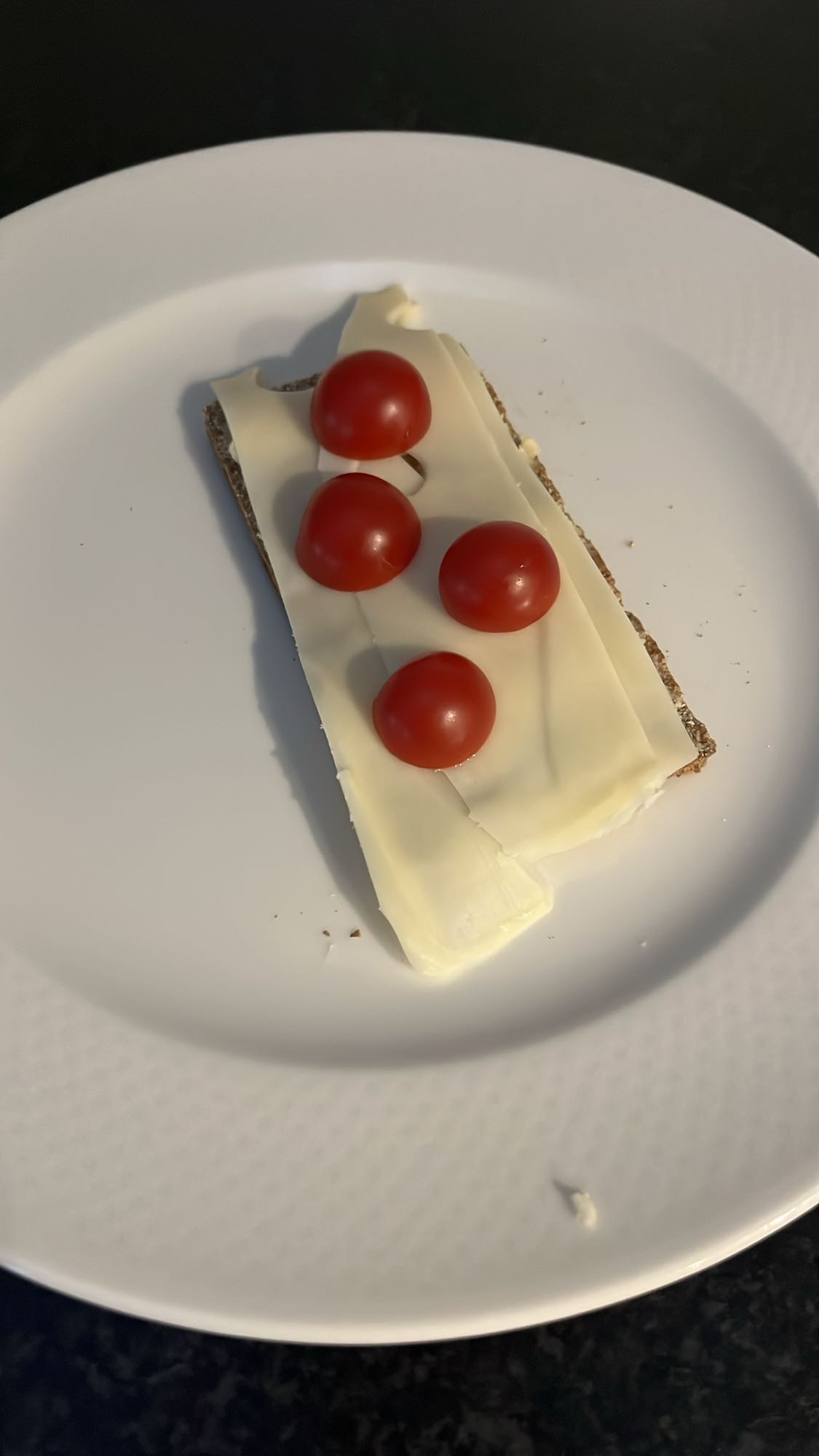 Knäckebröd med ost & tomat