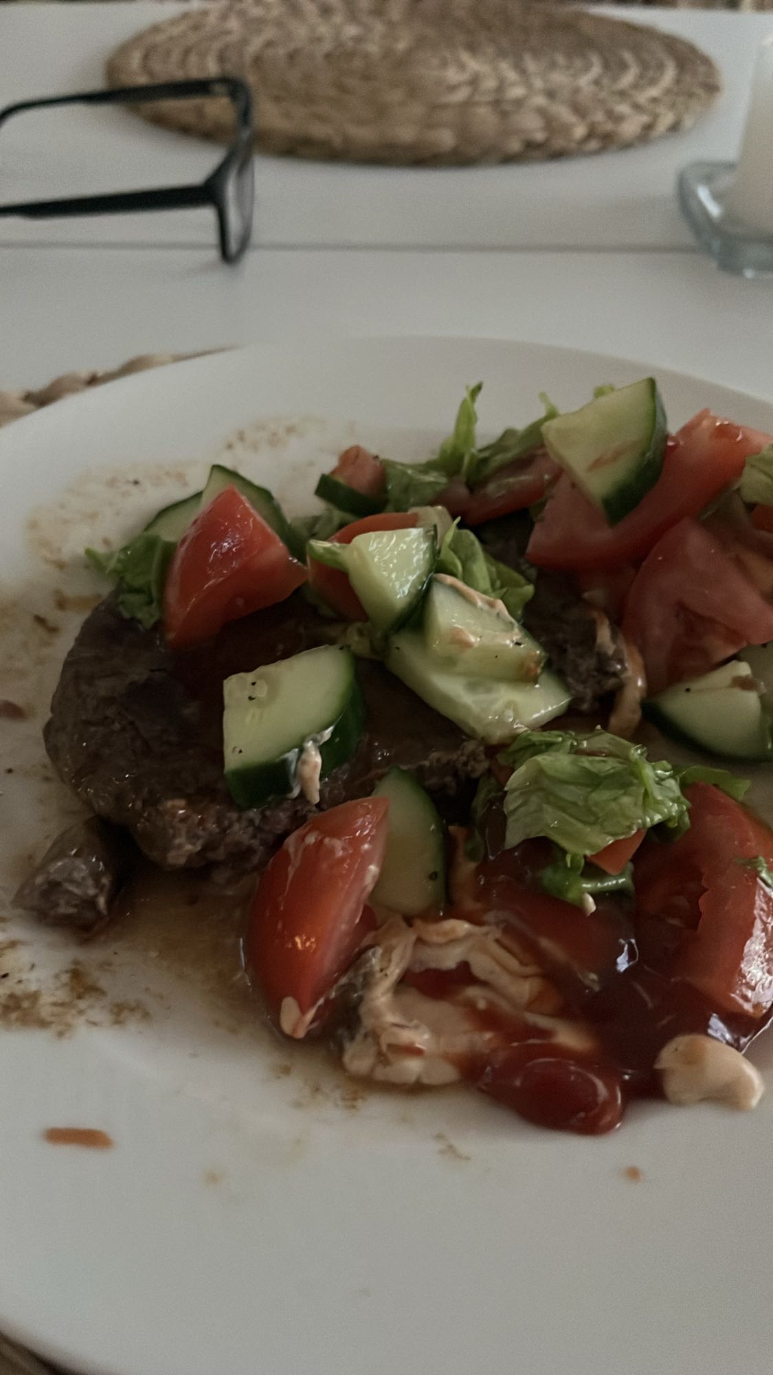 Biff med sallad och sås