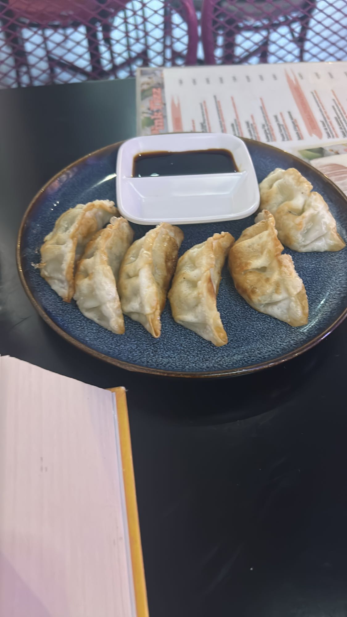 Raviolis frits avec sauce soja