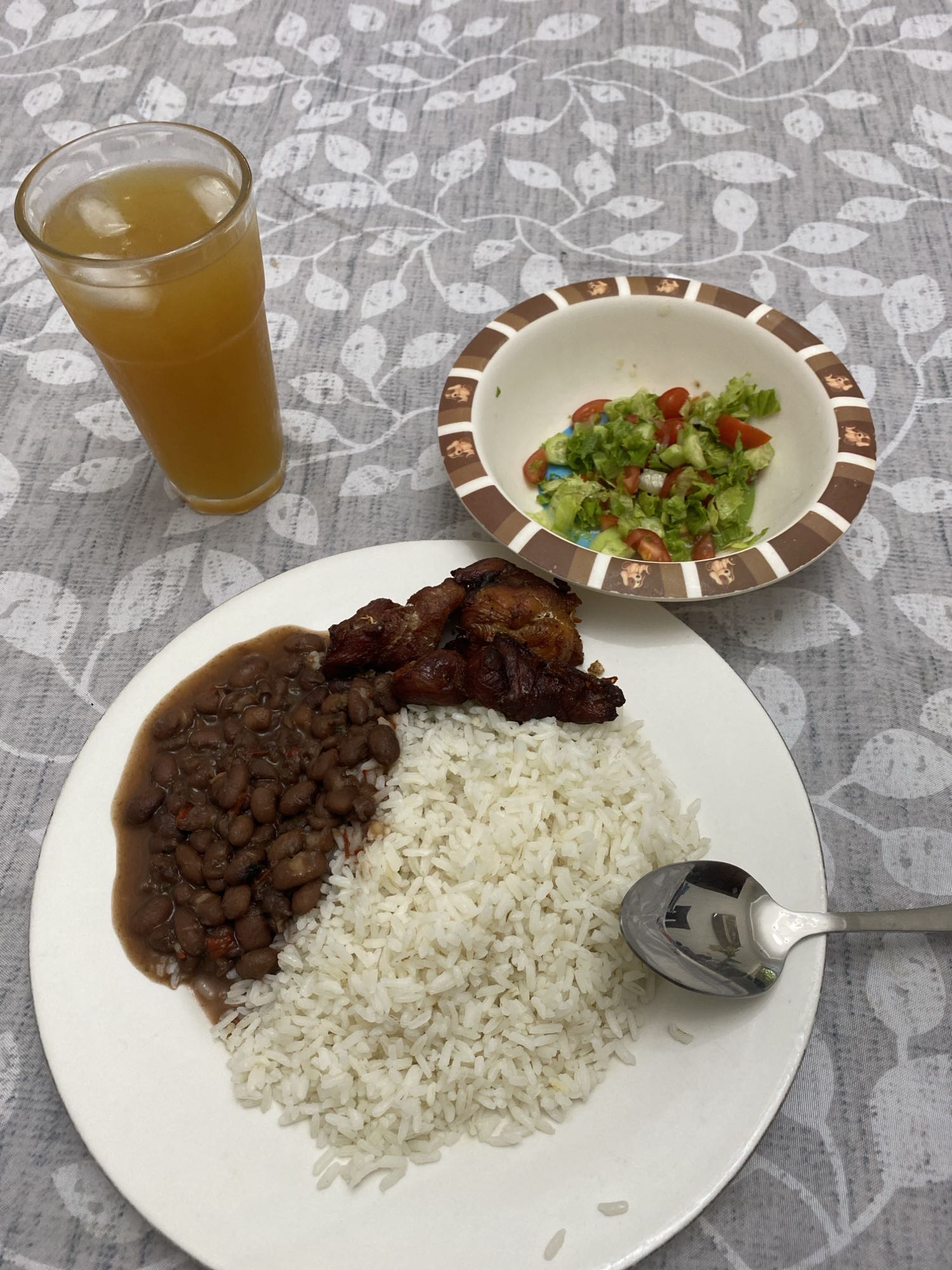 Arroz, frijoles y pollo
