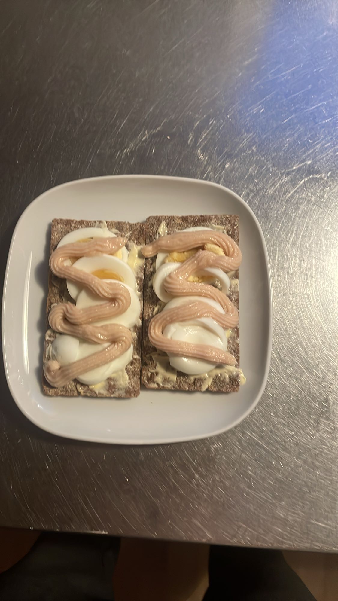 Knäckebröd med ägg & kaviar
