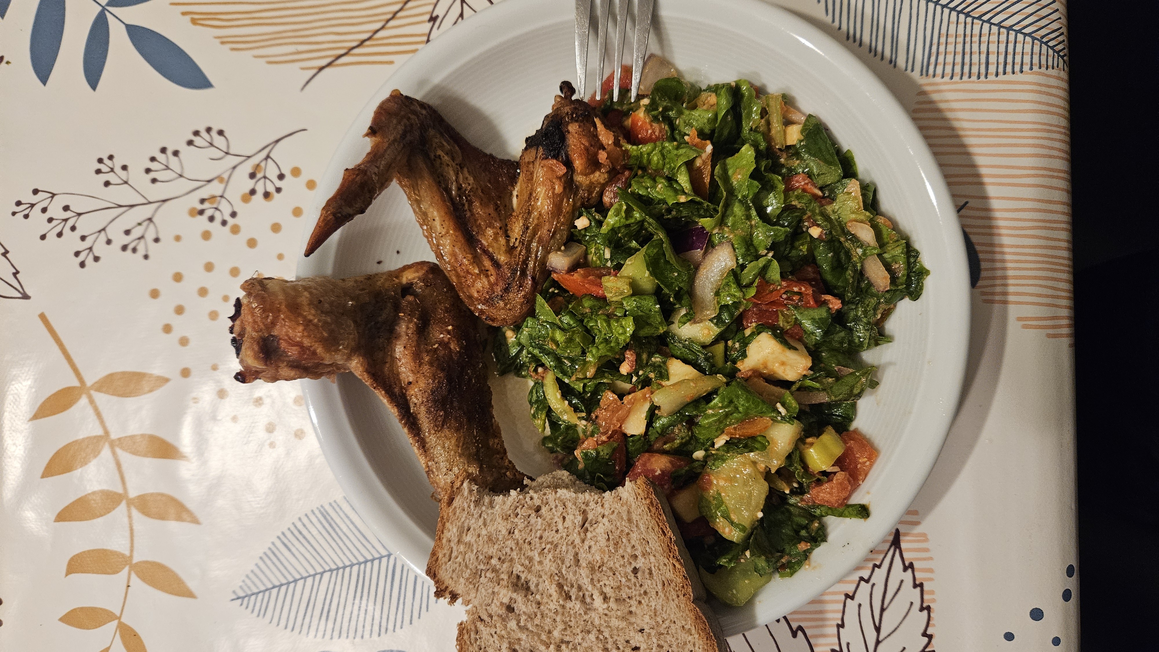 Chicken wings with salad and bread