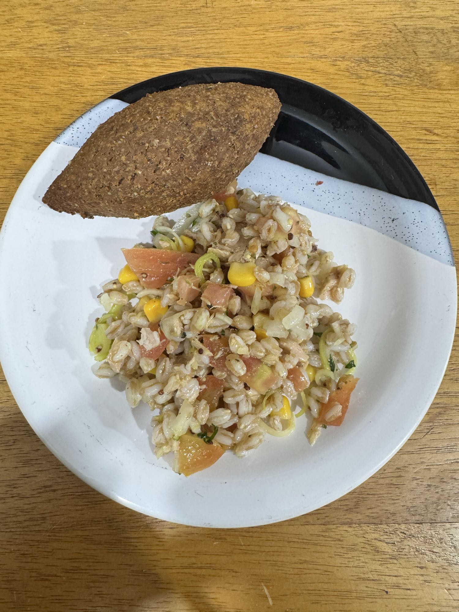 Salada com kibe frito