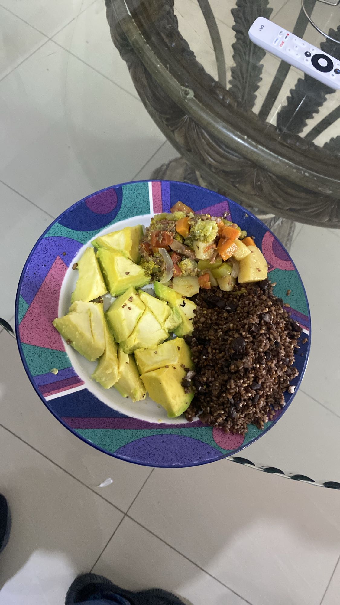 arroz con vegetales y aguacate