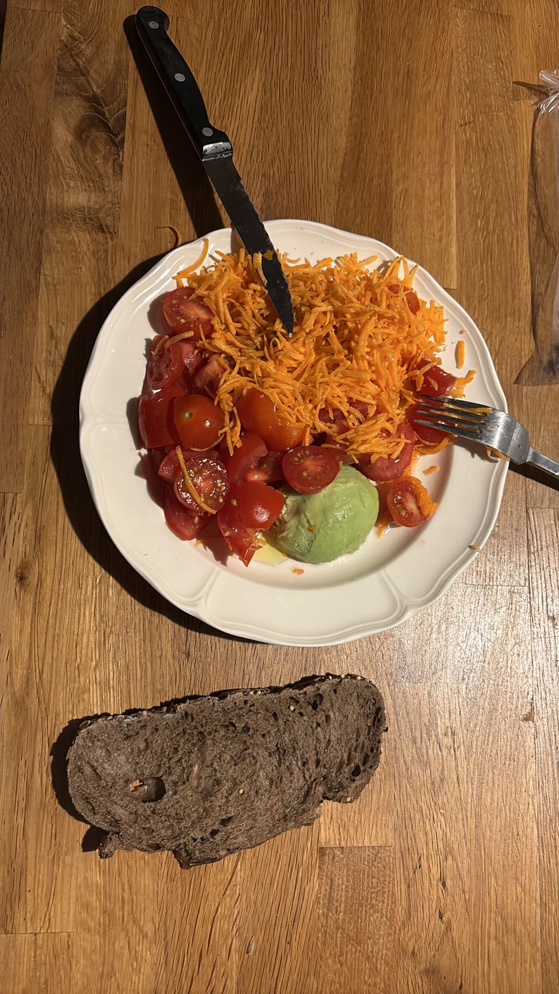 Salade crudités et pain noir
