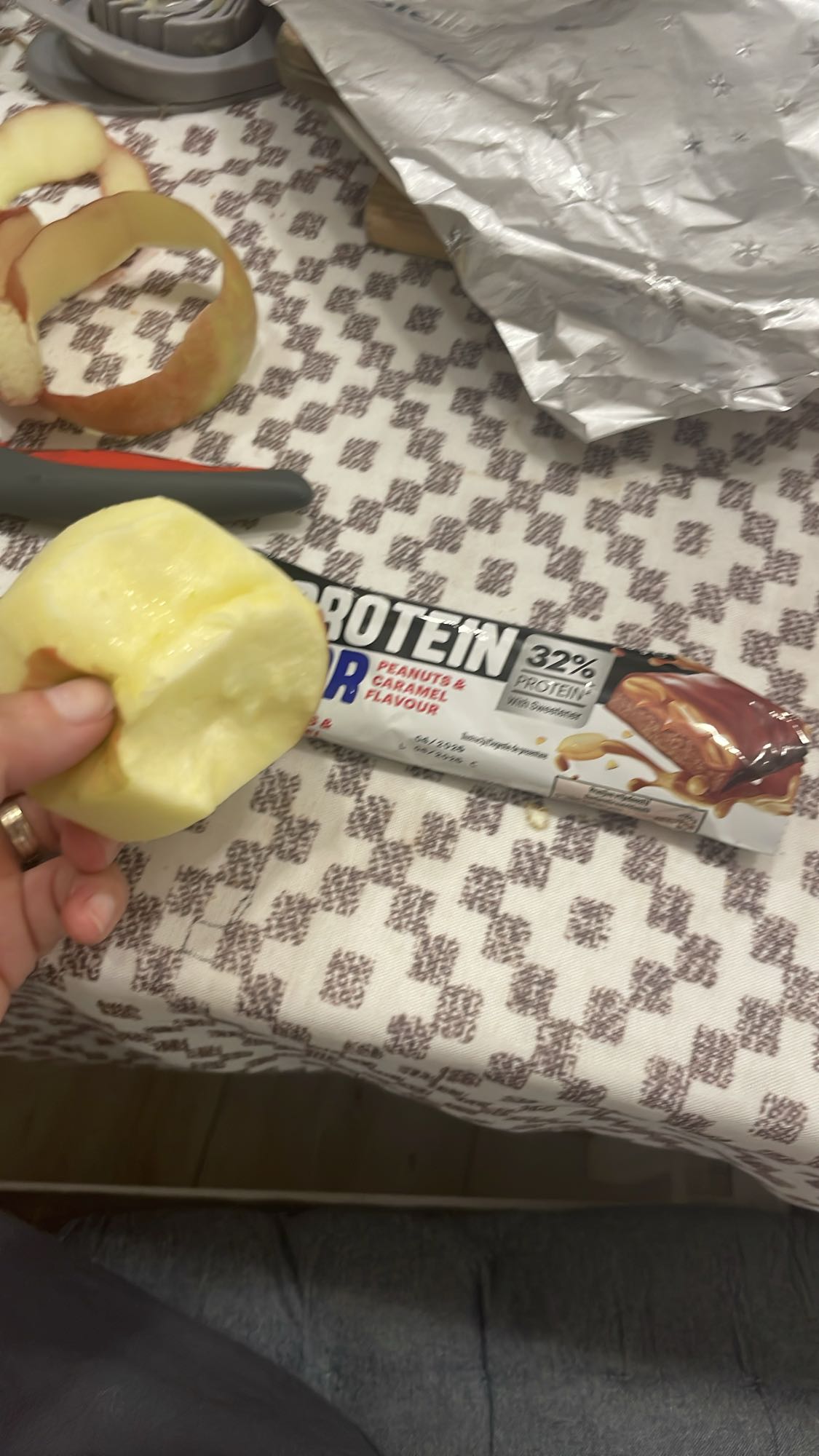 Baton proteic și măr