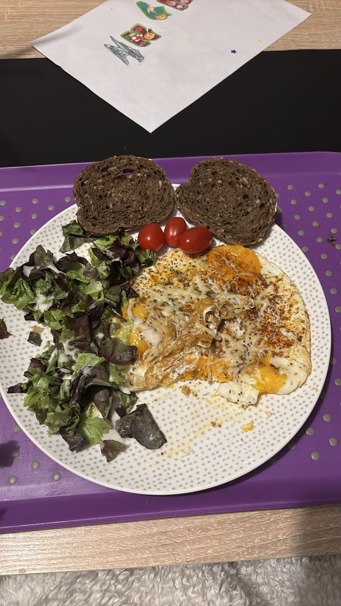 Oeufs, salade et pain complet