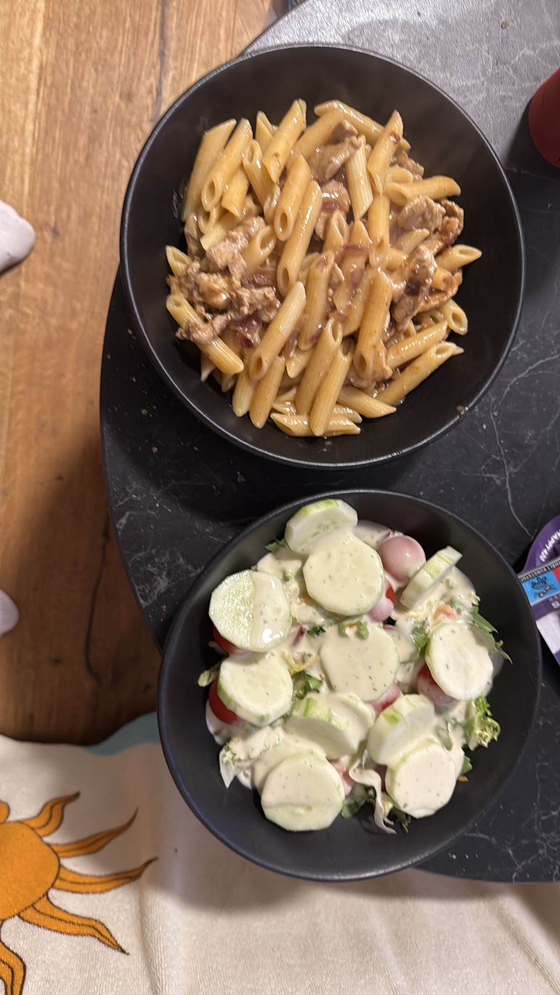 Pasta mit Hähnchen & Salat