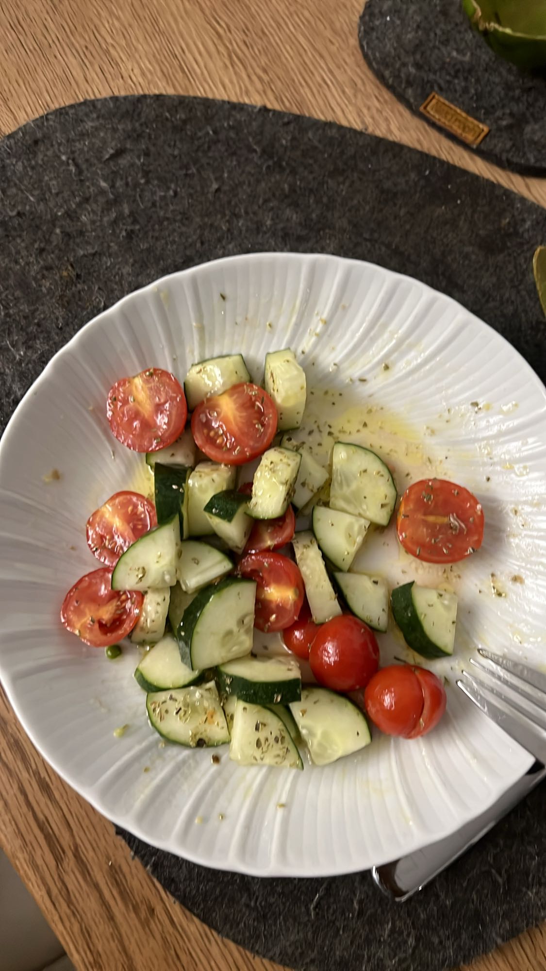 Salata cu roșii și castraveți