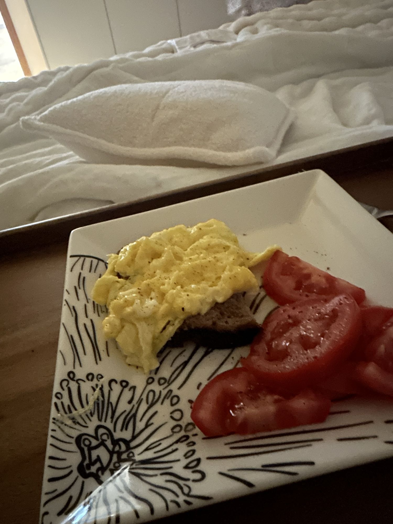 Huevos con pan y tomate