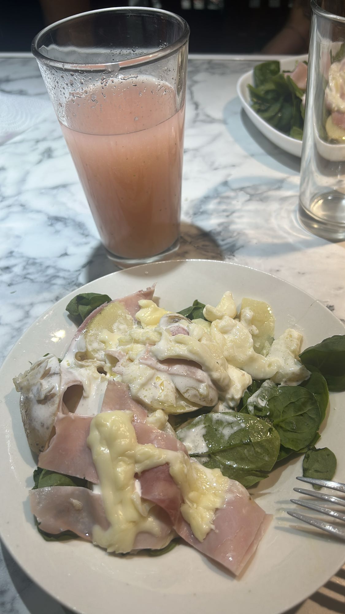 Ensalada de jamón y jugo
