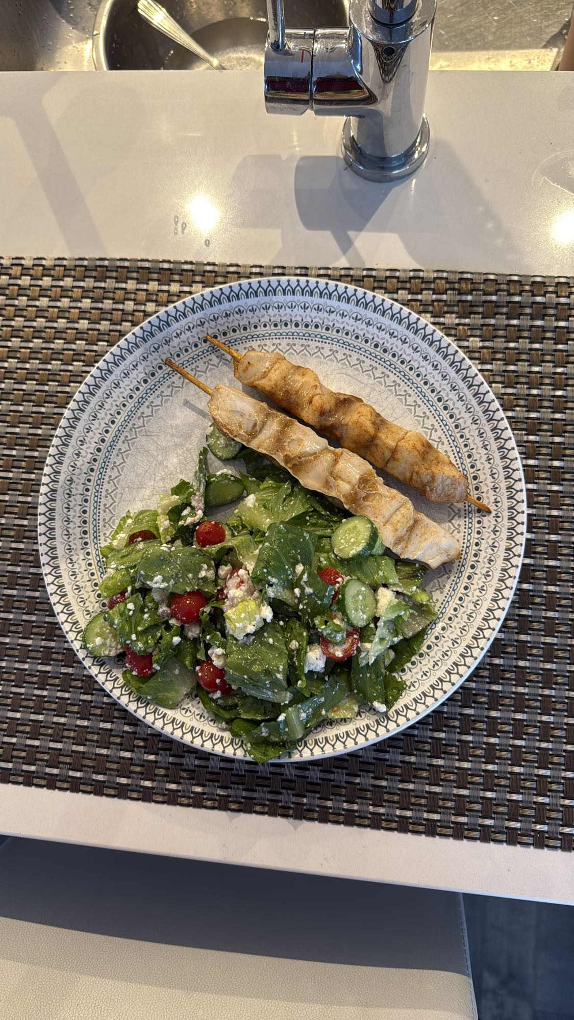 Brochettes de poulet et salade