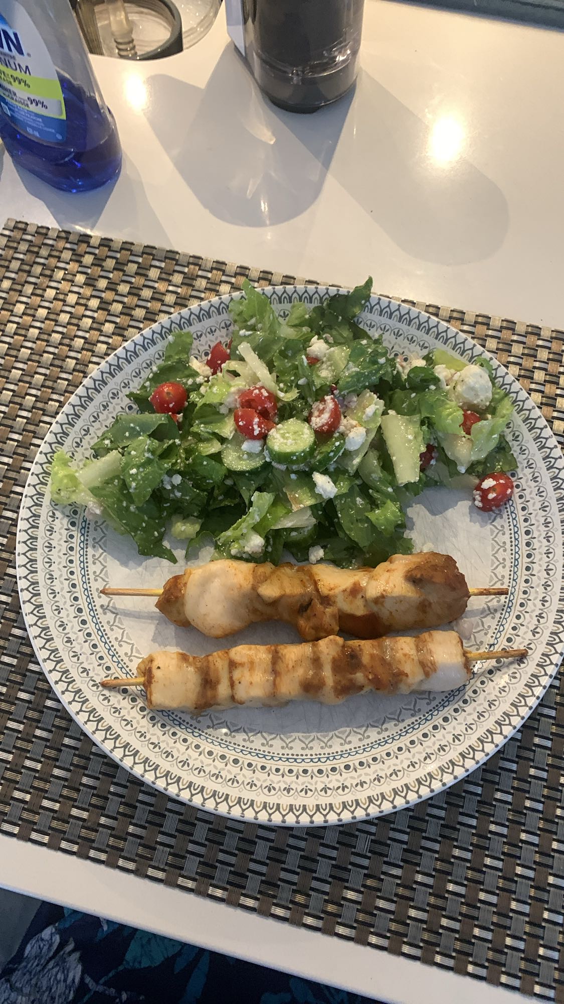 Brochettes et salade grecque