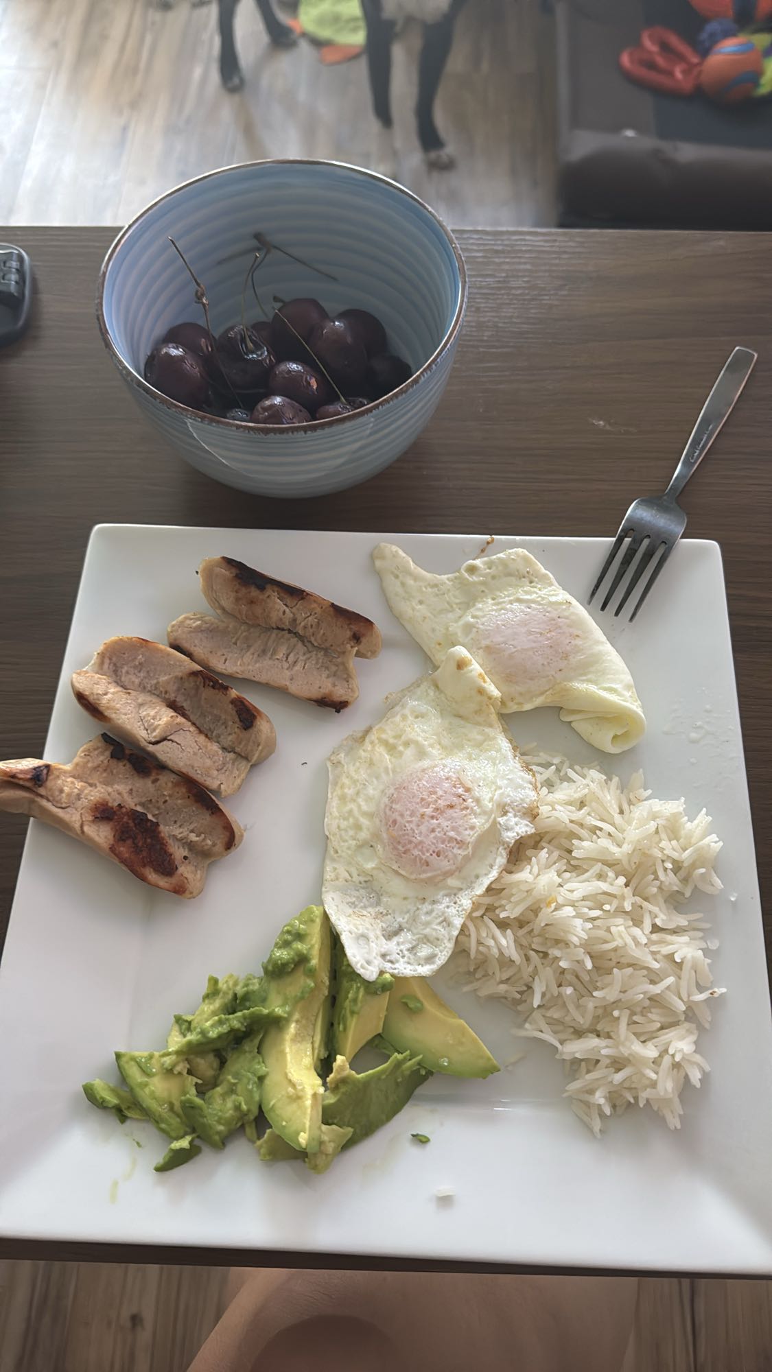 Plato con pollo y huevos