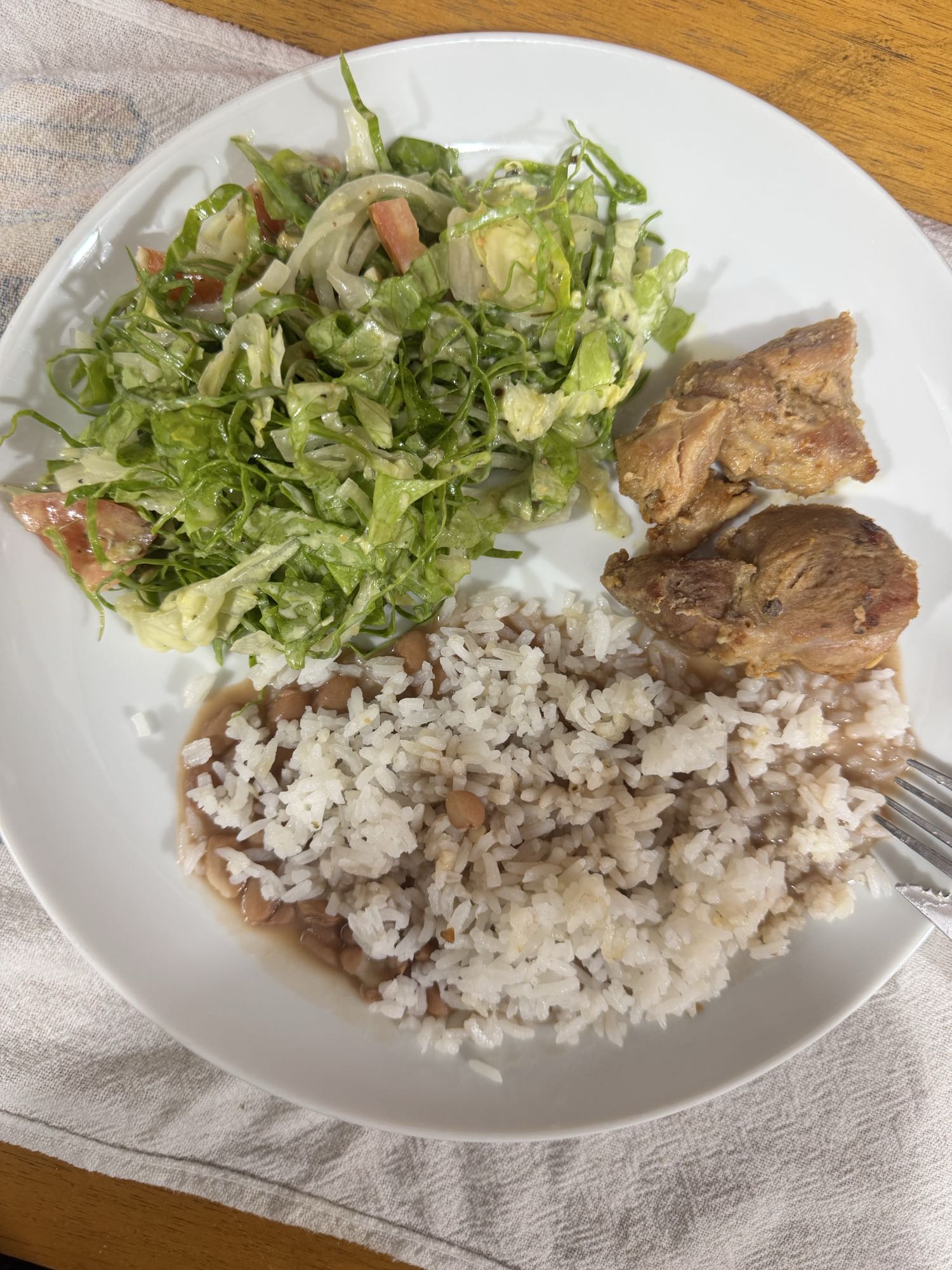 Arroz, feijão, carne e salada